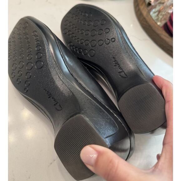 Clarks Women's Slip-On Size 7 M US Black - Picture 7 of 7